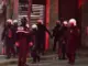 Aksion i policisë në rrugët e Tiranës, zbarkon me furgon për arrestime. Protestuesit gjuajnë me gurë dhe largohen me shpejtësi