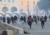 Protesta e dhunshme para Kryeministrisë, Policia bën shoqërimet e para