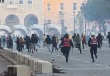 Protesta e dhunshme para Kryeministrisë, Policia bën shoqërimet e para