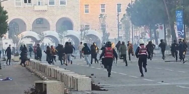 Protesta e dhunshme para Kryeministrisë  Policia bën shoqërimet e para
