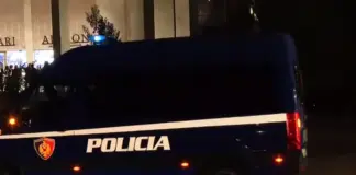 Efektivët mësyjnë në qendër të Tiranës, makina të shumta policie në sheshin “Skënderbej”, shoqërohen disa protestues