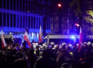Poloni, pezullohet kreu i Kushtetueses! Proteston opozita, kryeministri Tusk: Duam pavarësinë e gjyqësorit