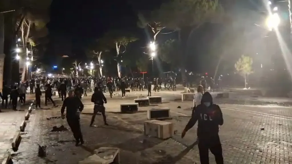 Protestat ne kryeqytet  reagon Unioni Turistik Shqiptar  Të ruhet paqja sociale  dhuna rrezikon imazhin e vendit