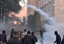Flakët dhe përplasjet nga protesta në Tiranë, zëvendëskryeministrja: Shqipëria nuk ka nevojë për kaos dhe të digjet për të ndryshuar