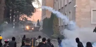 Flakët dhe përplasjet nga protesta në Tiranë, zëvendëskryeministrja: Shqipëria nuk ka nevojë për kaos dhe të digjet për të ndryshuar