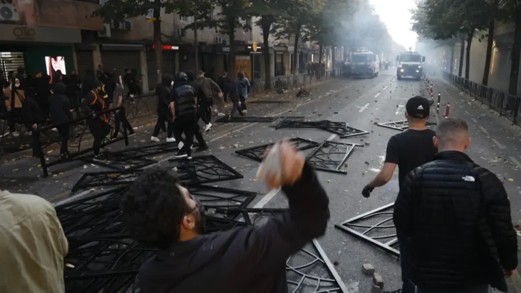 Dëmtohen banka dhe ATM gjatë protestave  AAB apel qytetarëve  Përdorni shërbimet digjitale  depozitat janë të sigurta