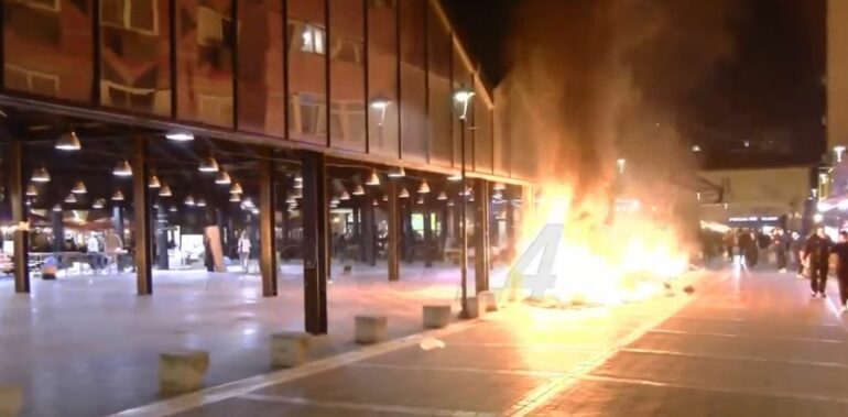 Protesta zhvendoset në akse kryesore të kryeqytetit  ndizet zjarr edhe te  Pazari i Ri 