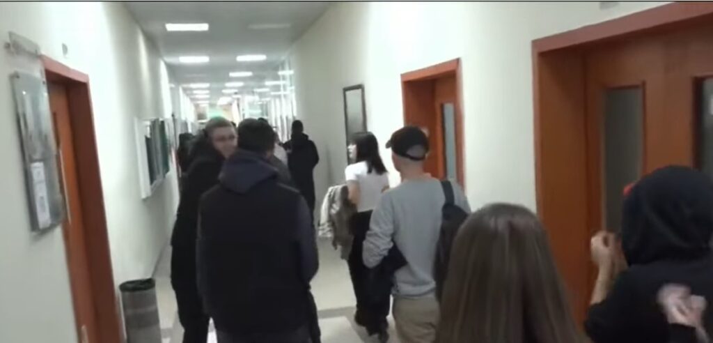  Bojkotoni mësimin  bashkohuni me ne   studentët protestues futen në ambientet e Fakultetit të Ekonomikut