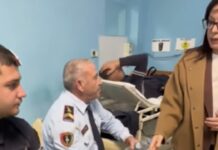 Protesta në Durrës/ Ministrja e Shëndetësisë viziton nëndrejtorin dhe 5 efektivë që po marrin trajtim në spital, apel për prindërit dhe mësuesit