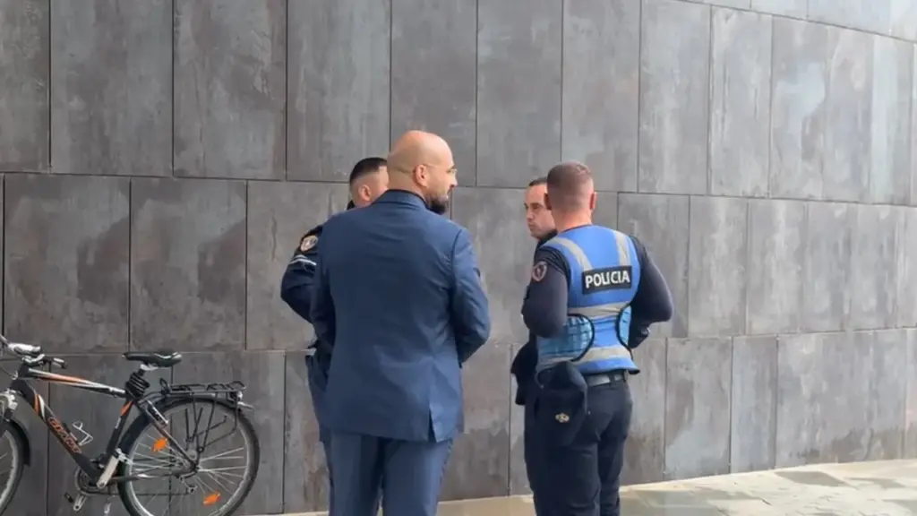  Jemi ushtria serbe  ju kemi vënë bombë   e mail kërcënues në institucionet shtetërore  policia nis verifikimet