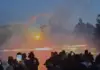Protestuesit “lumë” fishekzjarrësh në drejtim të policisë, efektivët i kundërpërgjigjen me gaz lotsjellës