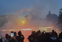 Protestuesit “lumë” fishekzjarrësh në drejtim të policisë, efektivët i kundërpërgjigjen me gaz lotsjellës