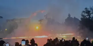Protestuesit “lumë” fishekzjarrësh në drejtim të policisë, efektivët i kundërpërgjigjen me gaz lotsjellës