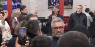 Kundërshtarët e Vuçiç pushtojnë televizionet pro-qeveritare dhe përleshen fizikisht me gazetarët