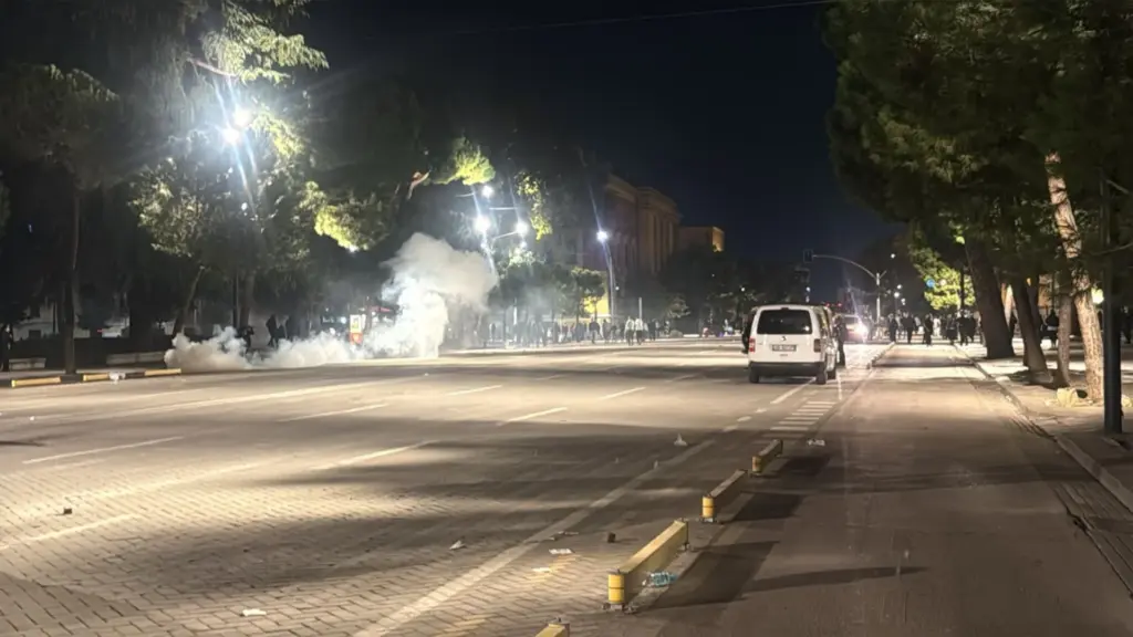 Protestuesit zhvendosen te Parku Rinia  policia i ndjek hap pas hapi  hedh ujë dhe gaz lotsjellës drejt tyre