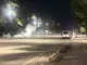 Protestuesit zhvendosen te Parku Rinia, policia i ndjek hap pas hapi, hedh ujë dhe gaz lotsjellës drejt tyre
