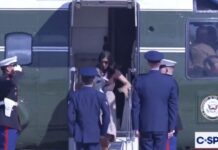 Zonja e dytë e SHBA-së pengohet teksa zbriste nga helikopteri, mbante djalin 3-muajsh
