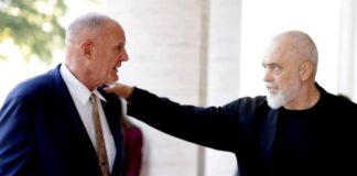 Rama pret delegacionin e Kongresit amerikan, foto me Wendt dhe me përfaqësuesit