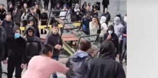 Pamje nga protesta, Taulant Balla publikon videon: Nuk qëllohet nëna, mësuesja me gurë or çun