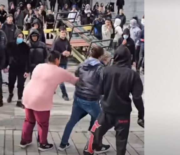 Pamje nga protesta  Taulant Balla publikon videon  Nuk qëllohet nëna  mësuesja me gurë or çun